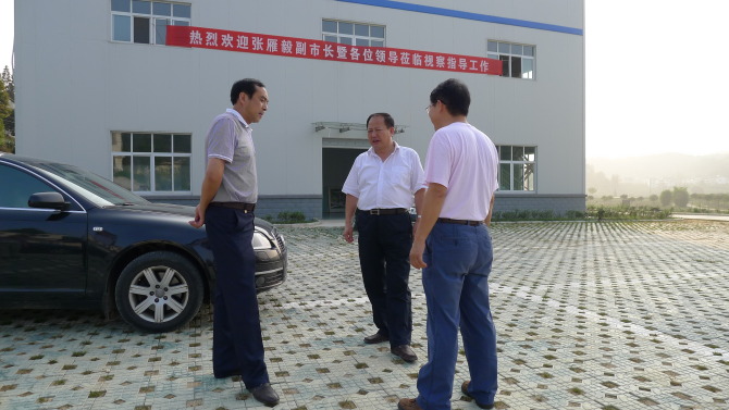 张雁毅副市长冒酷暑在陕西东裕茶业绿茶清洁化加工厂调研